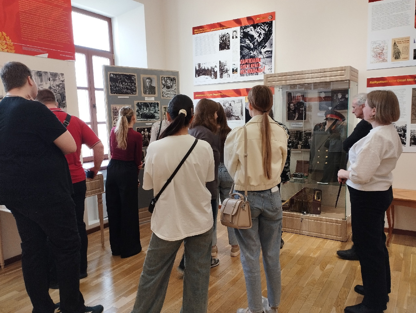 Посещение студентами патриотической выставки «Своих не бросаем»